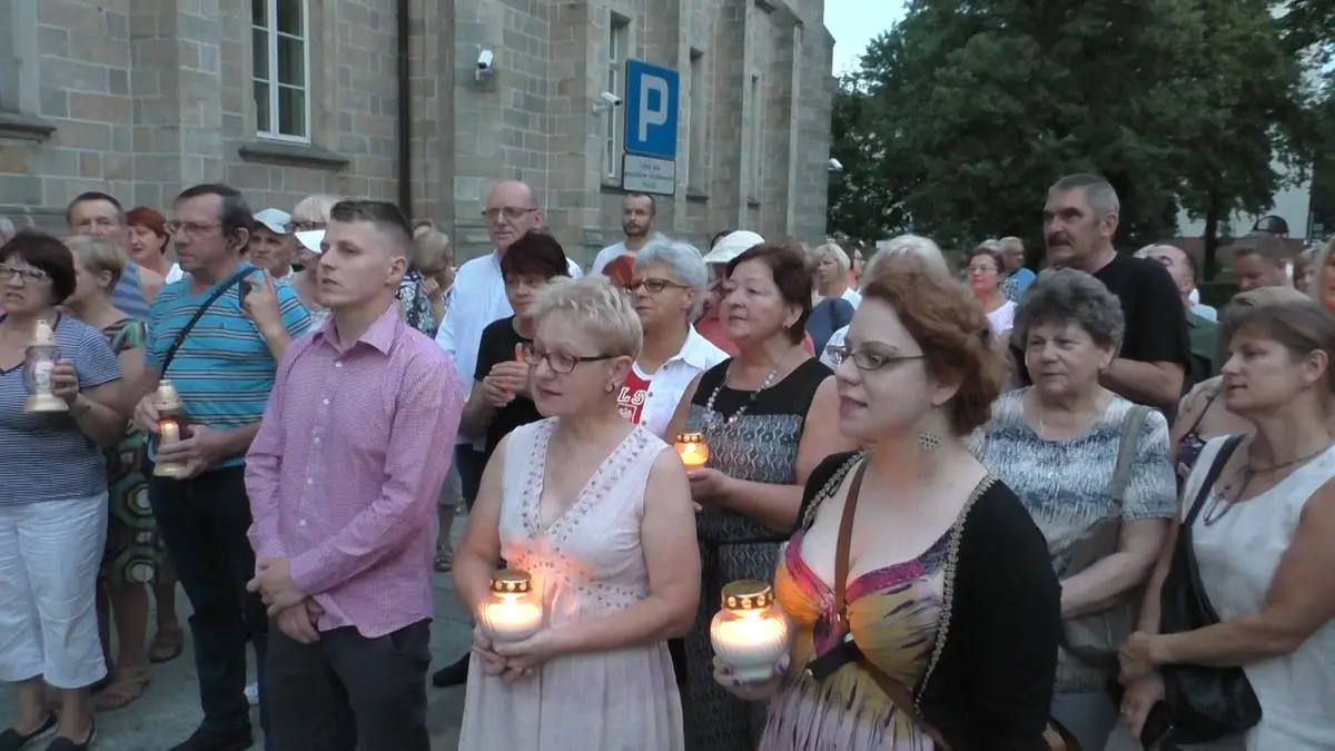 Ponad 150 osób protestowało przed bolesławieckim sądem