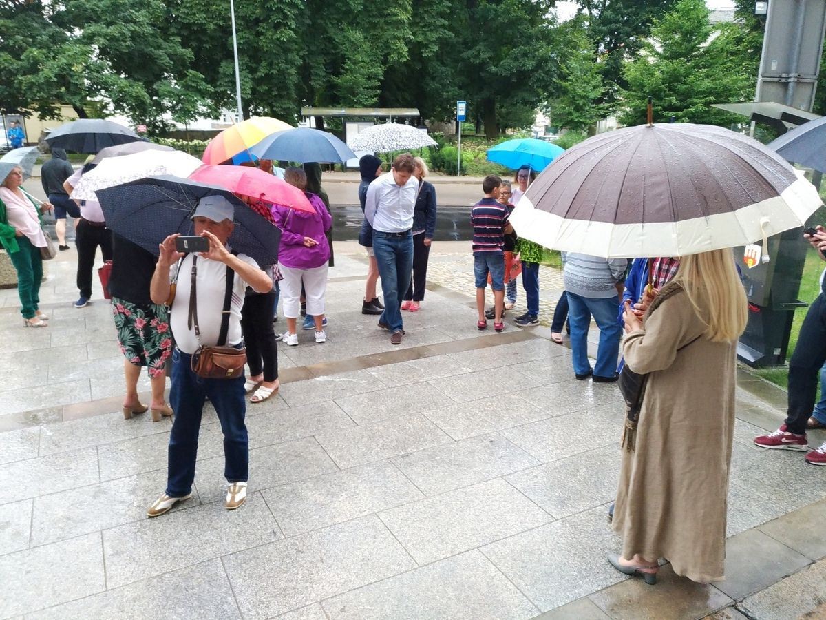 Deszcz nie straszny – kolejny raz ludzie spotkali się przed Sądem w Bolesławcu