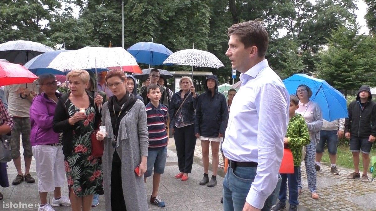 Ludzie na manifestacji pod Sądem Rejonowym w Bolesławcu