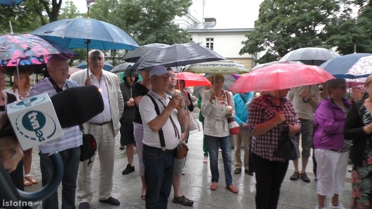 Ludzie na manifestacji pod Sądem Rejonowym w Bolesławcu