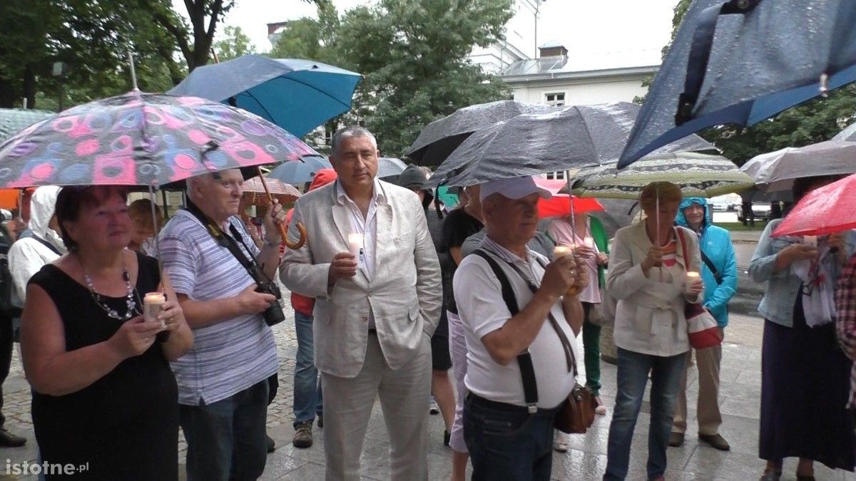 Ludzie na manifestacji pod Sądem Rejonowym w Bolesławcu