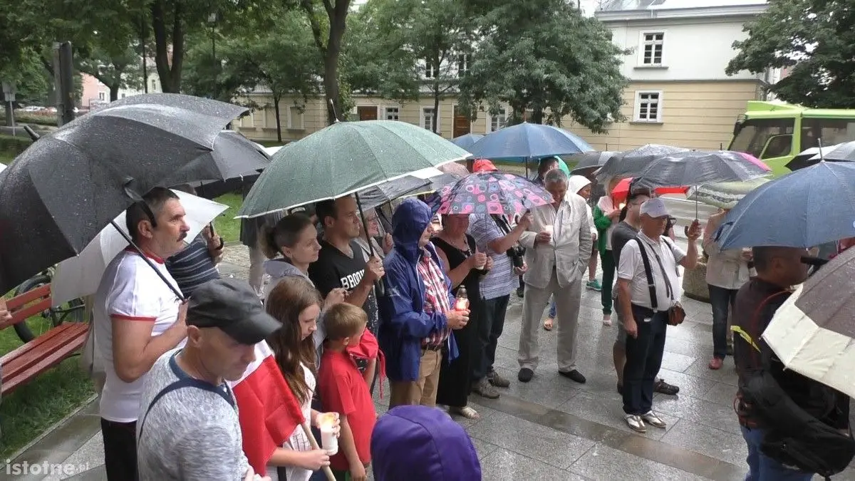 Ludzie na manifestacji pod Sądem Rejonowym w Bolesławcu