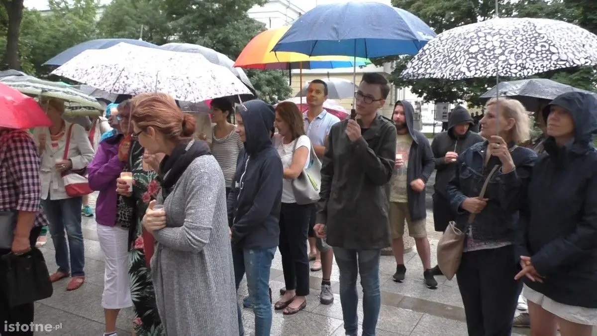 Ludzie na manifestacji pod Sądem Rejonowym w Bolesławcu
