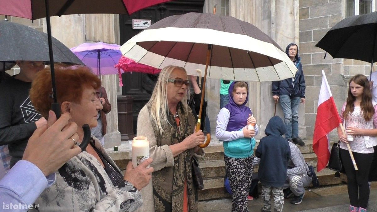 Ludzie na manifestacji pod Sądem Rejonowym w Bolesławcu