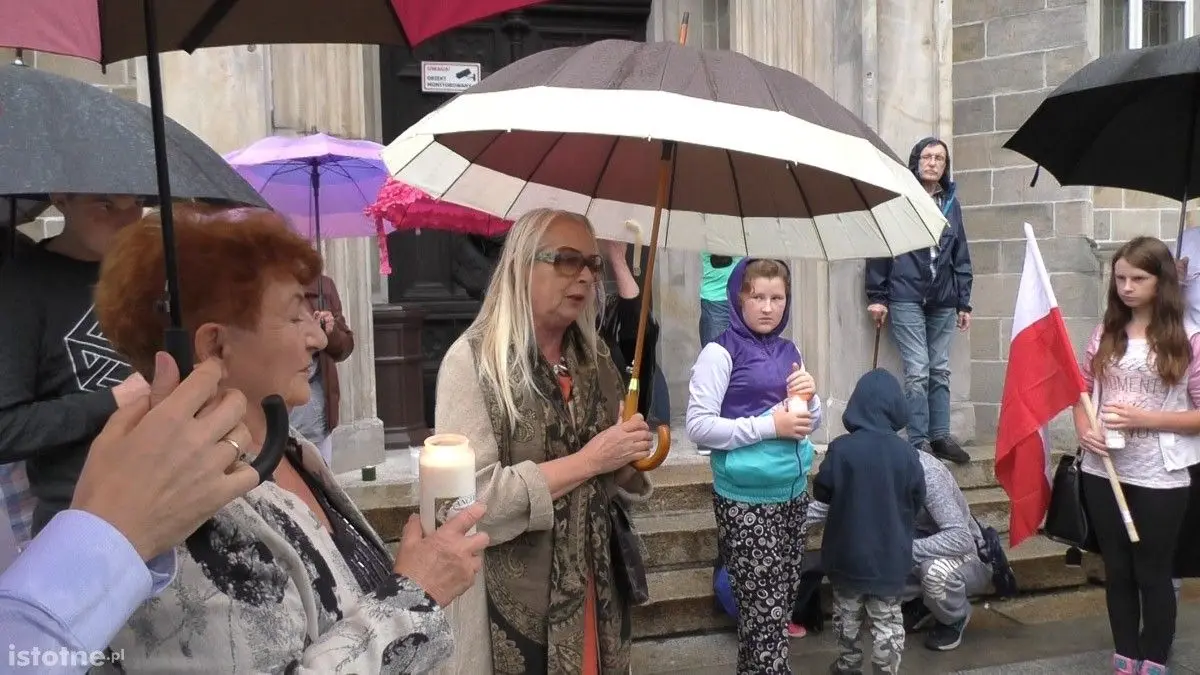 Ludzie na manifestacji pod Sądem Rejonowym w Bolesławcu