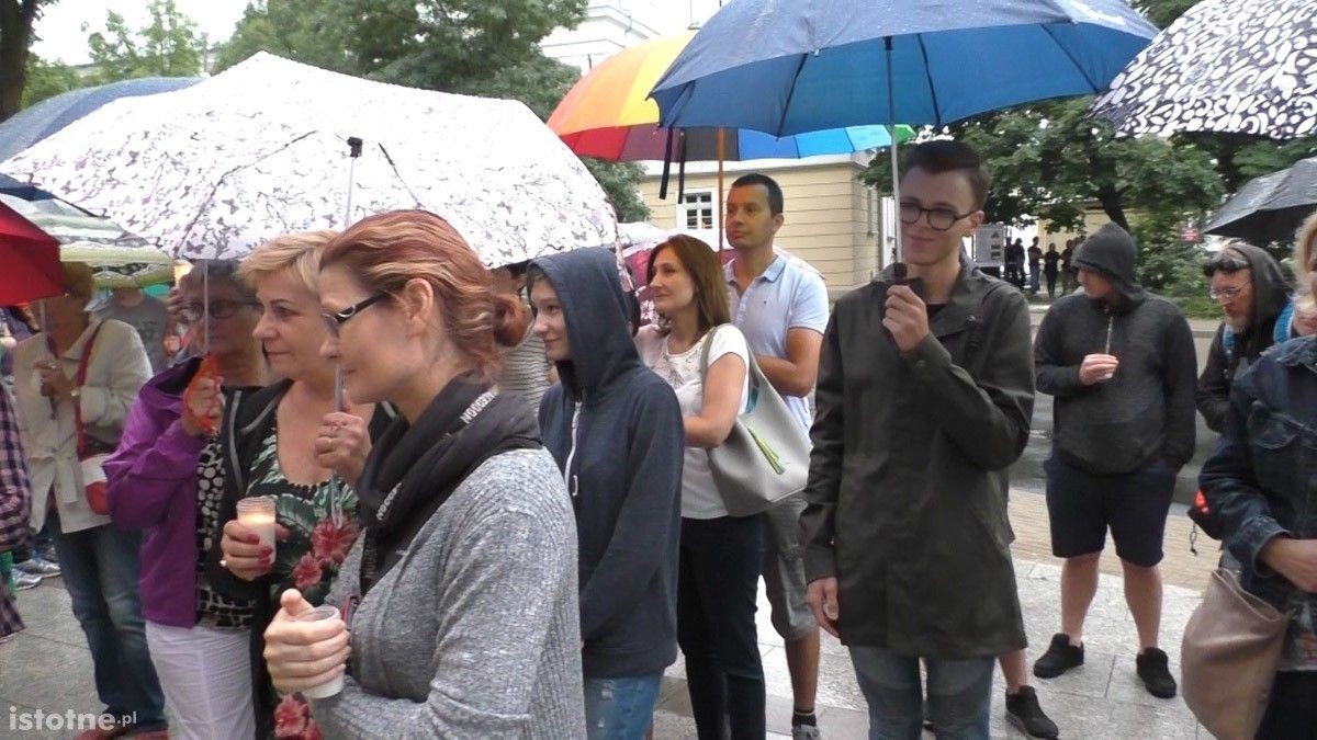 Ludzie na manifestacji pod Sądem Rejonowym w Bolesławcu