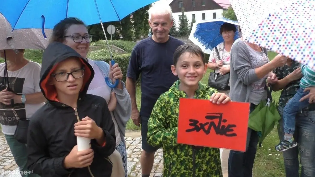 Ludzie na manifestacji pod Sądem Rejonowym w Bolesławcu