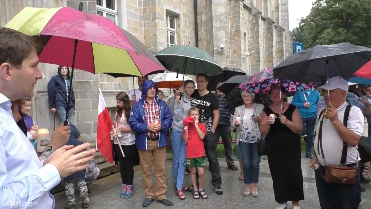 Ludzie na manifestacji pod Sądem Rejonowym w Bolesławcu