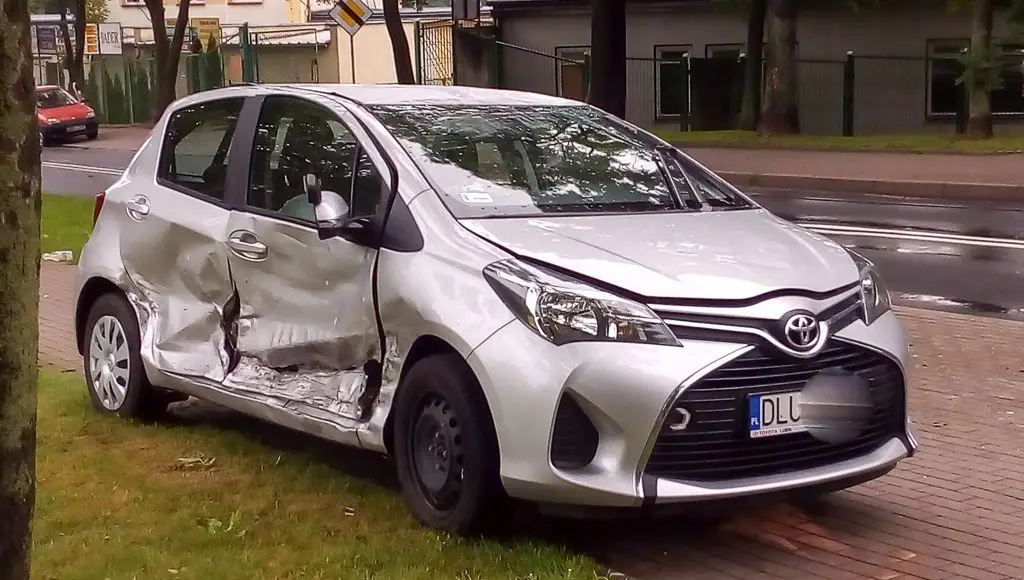Wypadek koło stadionu, zderzyły się dwa auta