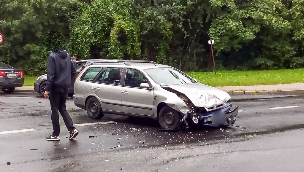 Wypadek koło stadionu, zderzyły się dwa auta