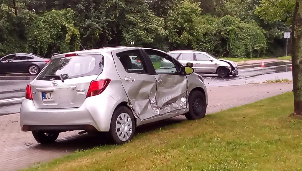 Wypadek koło stadionu, zderzyły się dwa auta