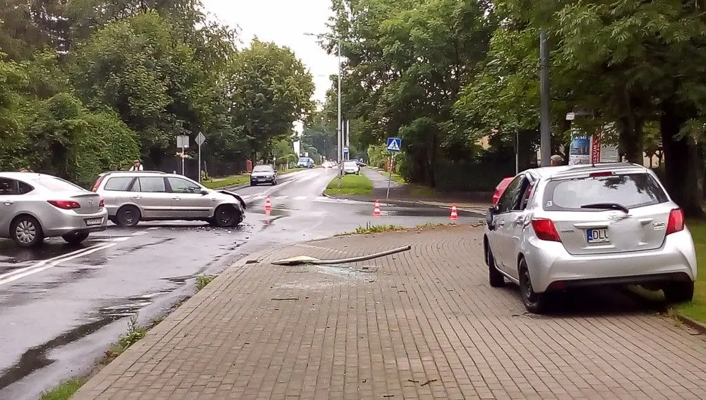 Wypadek koło stadionu, zderzyły się dwa auta