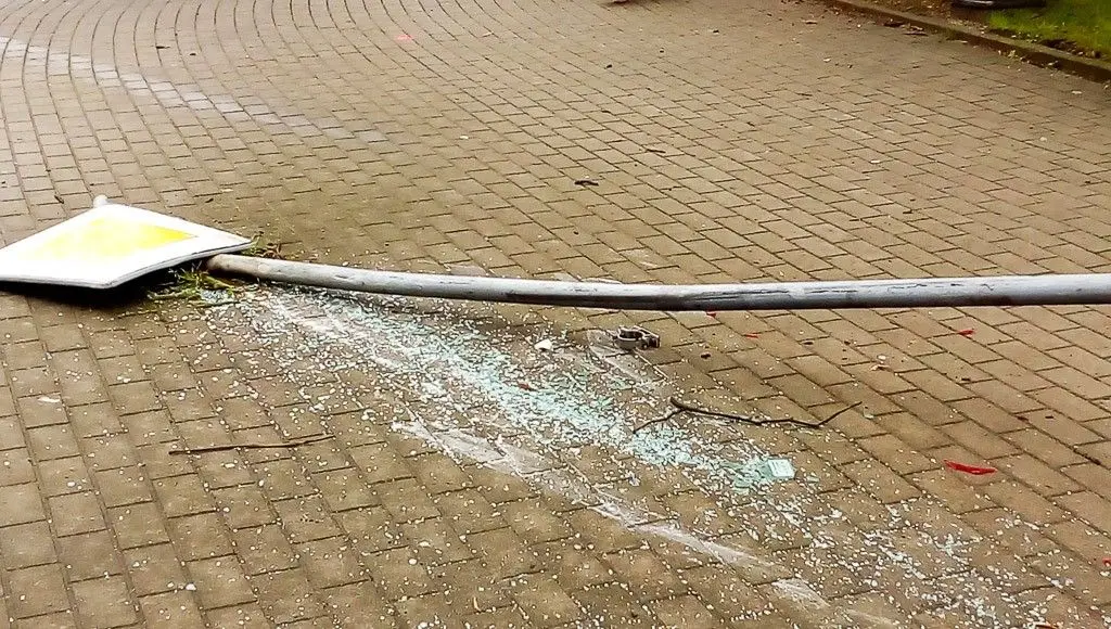 Wypadek koło stadionu, zderzyły się dwa auta