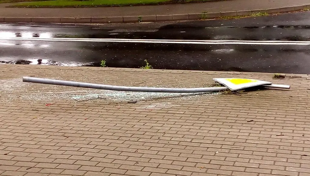 Wypadek koło stadionu, zderzyły się dwa auta