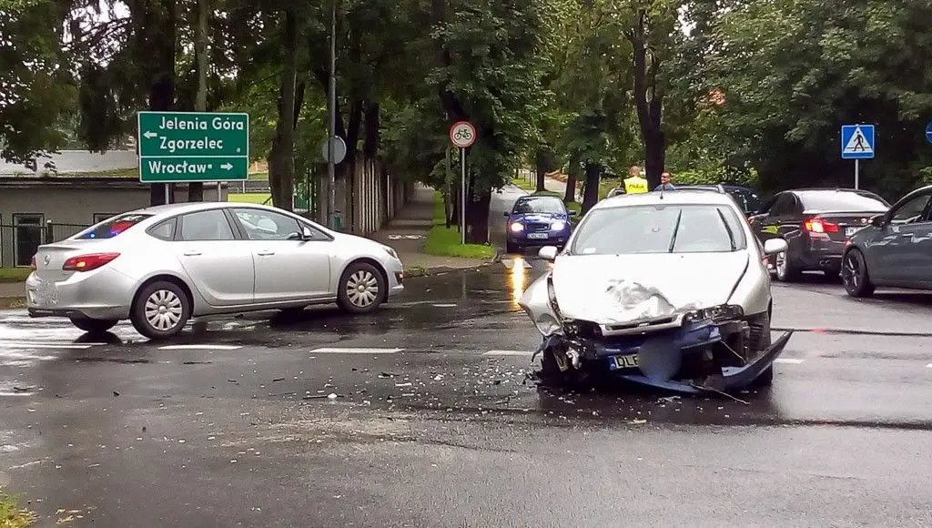 Wypadek koło stadionu, zderzyły się dwa auta