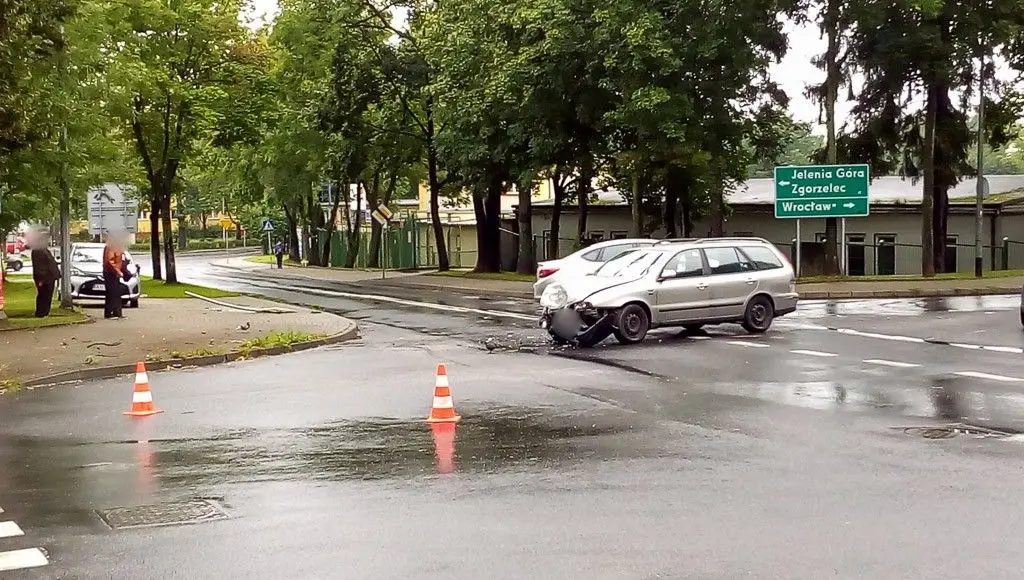 Wypadek koło stadionu, zderzyły się dwa auta