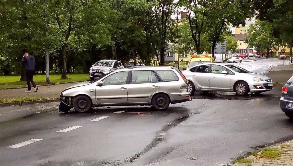 Wypadek koło stadionu, zderzyły się dwa auta