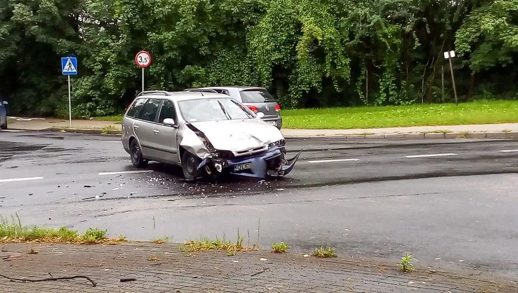 Wypadek koło stadionu, zderzyły się dwa auta