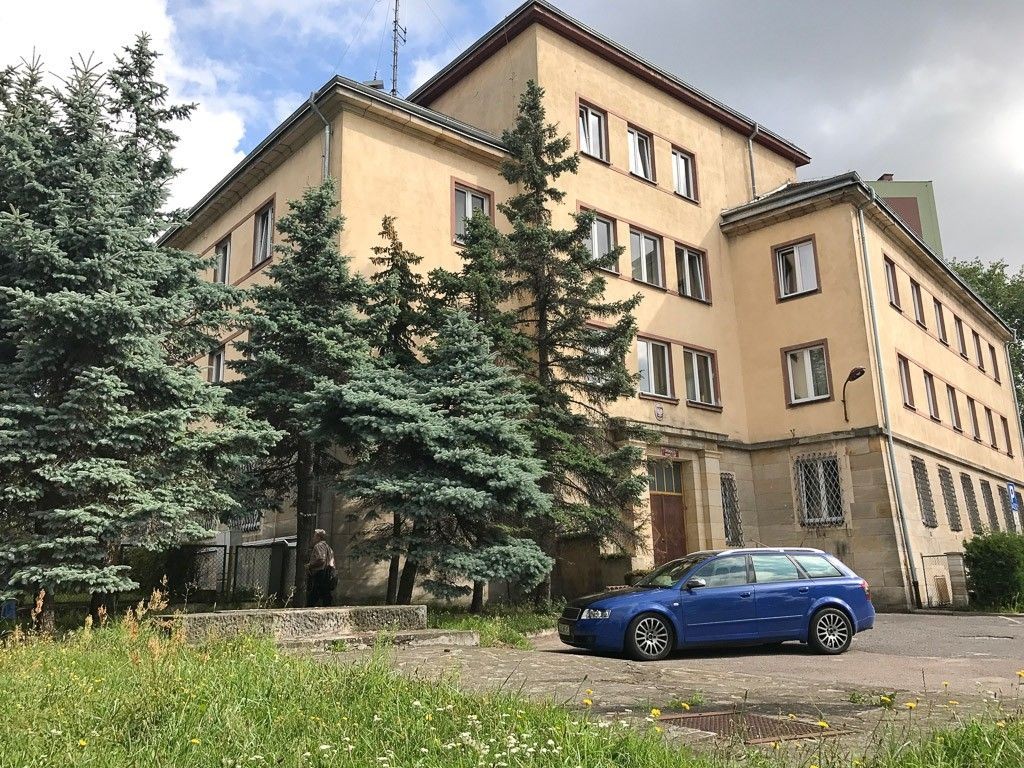 Sprzed komendy policji zniknął pomnik poświęcony poległym milicjantom