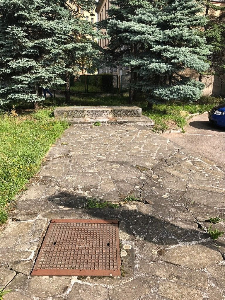 Sprzed komendy policji zniknął pomnik poświęcony poległym milicjantom