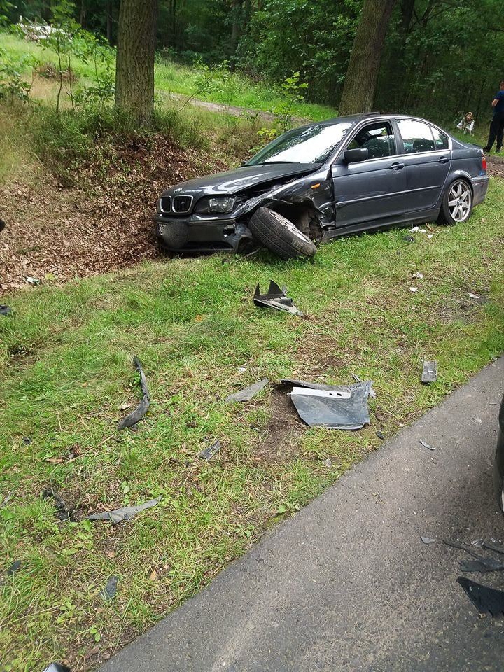 Kolizja między Osiecznicą a Tomisławiem. Kierowca BMW ranny