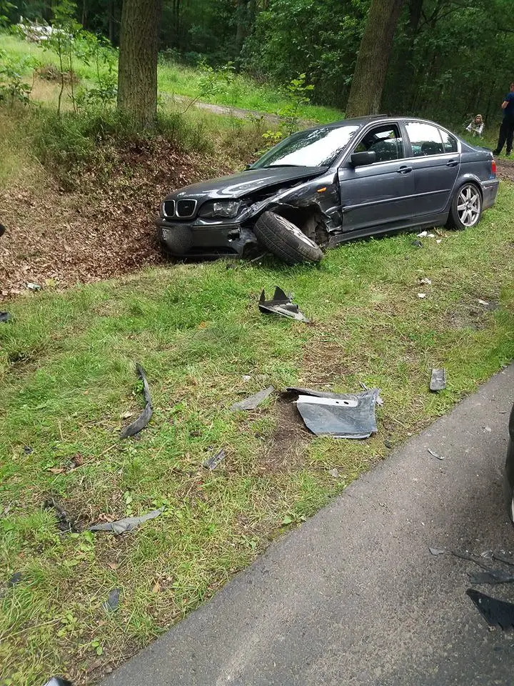 Kolizja między Osiecznicą a Tomisławiem. Kierowca BMW ranny