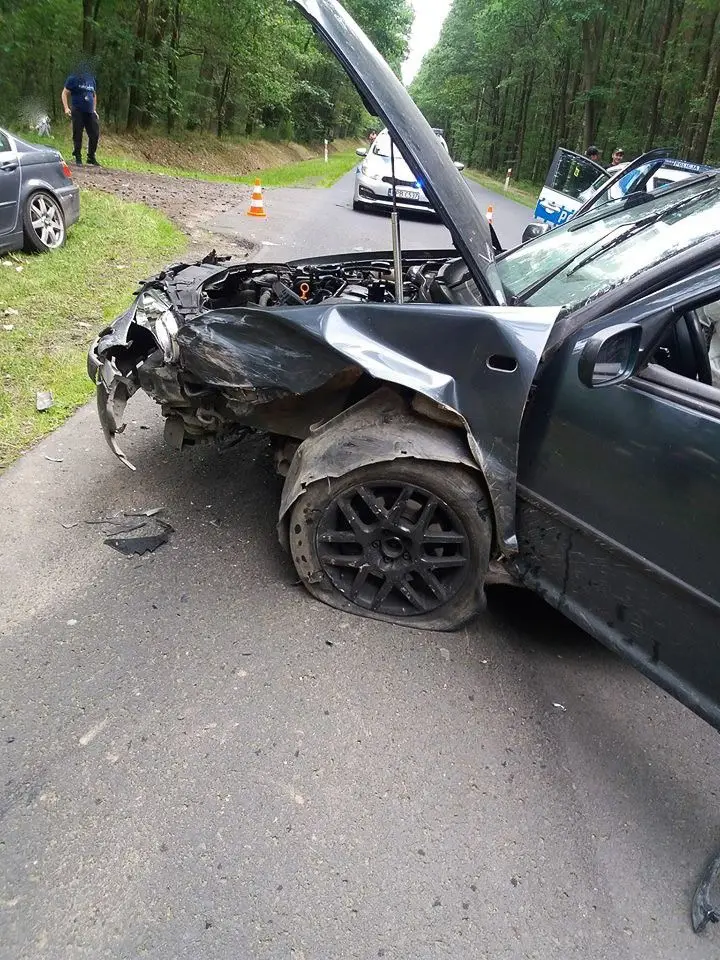 Kolizja między Osiecznicą a Tomisławiem. Kierowca BMW ranny