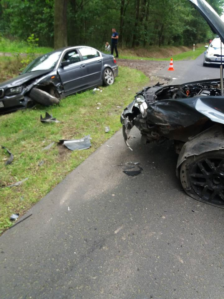 Kolizja między Osiecznicą a Tomisławiem. Kierowca BMW ranny