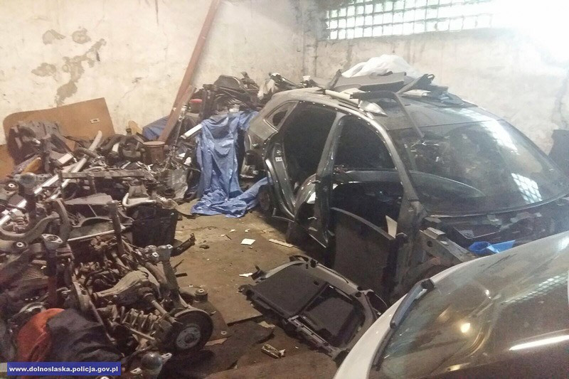 Policja zlikwidowała dziuplę samochodową. 30-letni paser aresztowany