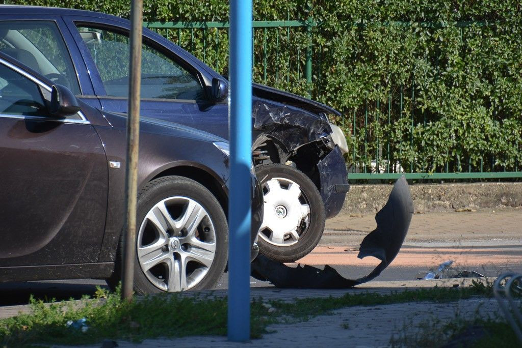 Zderzenie Skody i Forda na krzyżówce koło Lewiatana