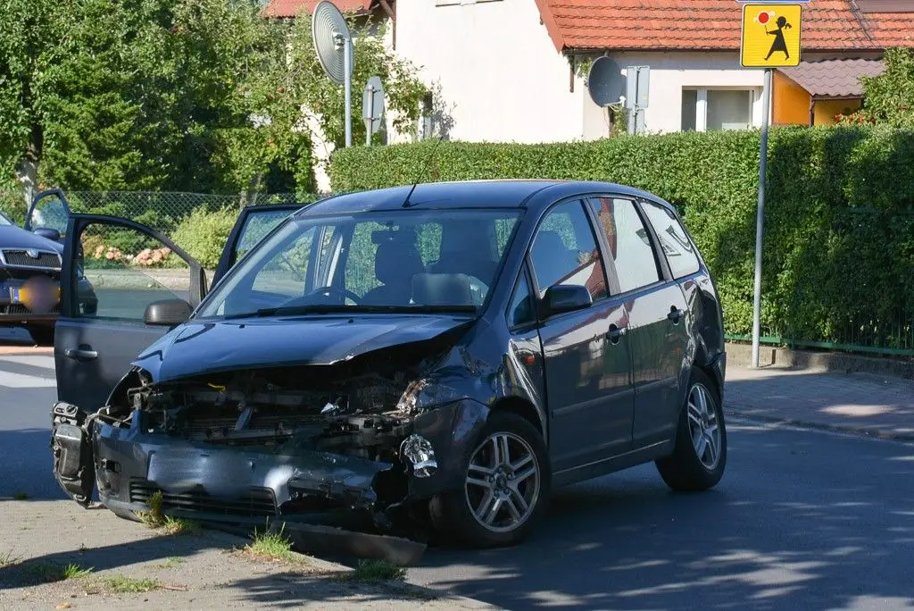 Zderzenie Skody i Forda na krzyżówce koło Lewiatana