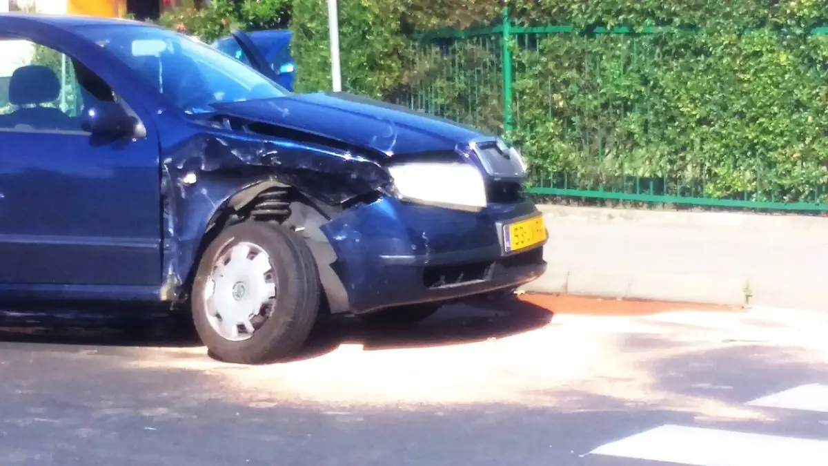 Zderzenie Skody i Forda na krzyżówce koło Lewiatana. Jedna osoba ranna