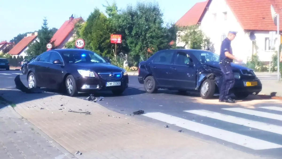 Zderzenie Skody i Forda na krzyżówce koło Lewiatana. Jedna osoba ranna
