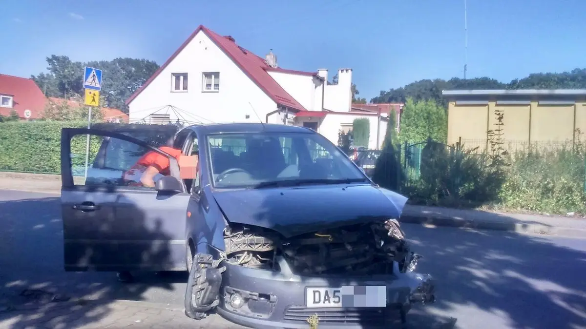 Zderzenie Skody i Forda na krzyżówce koło Lewiatana. Jedna osoba ranna