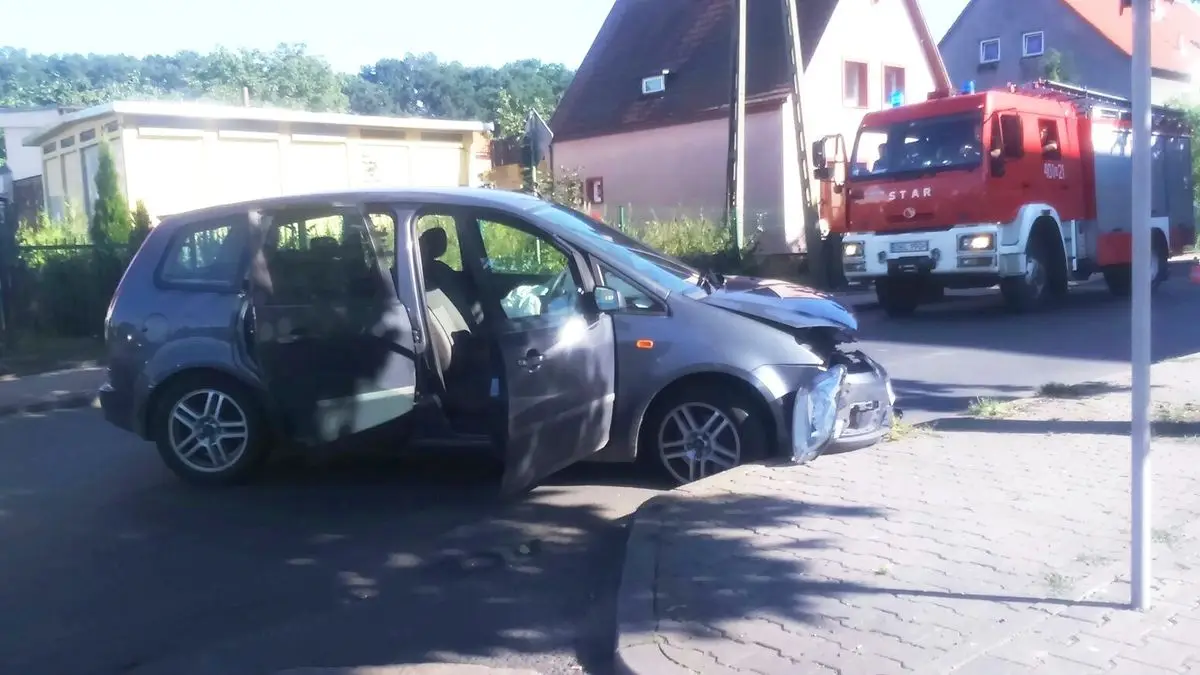 Zderzenie Skody i Forda na krzyżówce koło Lewiatana. Jedna osoba ranna