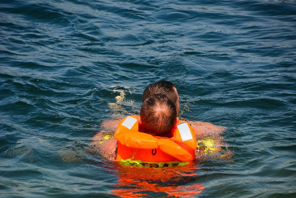 Pokaz wywracania i stawiania łódek na Krępnicy
