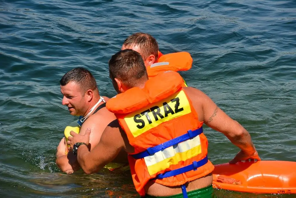 Pokaz wywracania i stawiania łódek na Krępnicy