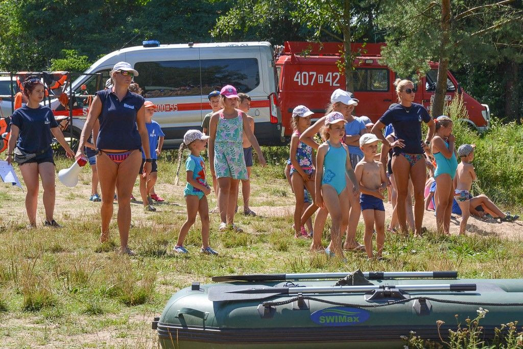 Pokaz wywracania i stawiania łódek na Krępnicy