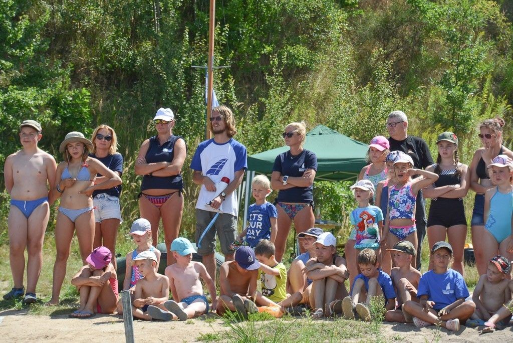 Pokaz wywracania i stawiania łódek na Krępnicy