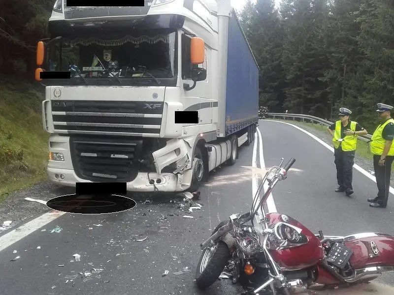 Śmiertelny wypadek: 52-letni motocyklista zderzył się z tirem