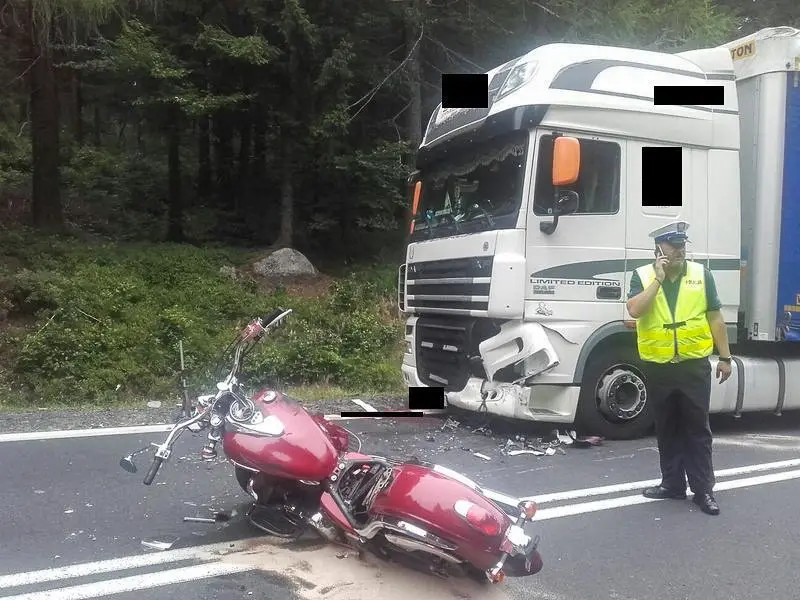 Śmiertelny wypadek: 52-letni motocyklista zderzył się z tirem
