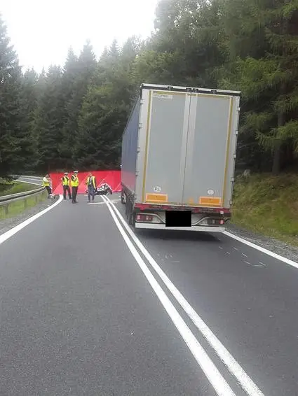Śmiertelny wypadek: 52-letni motocyklista zderzył się z tirem