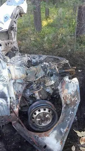 Spalone auto straszy w lesie między Parową a Starym Węglińcem