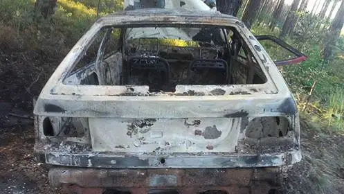 Spalone auto straszy w lesie między Parową a Starym Węglińcem