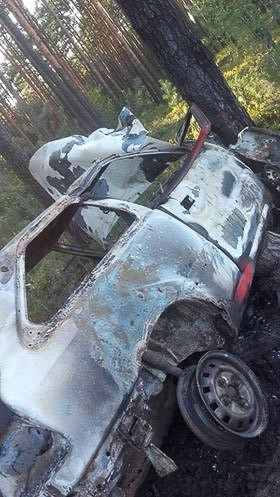 Spalone auto straszy w lesie między Parową a Starym Węglińcem