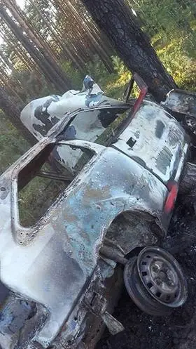 Spalone auto straszy w lesie między Parową a Starym Węglińcem