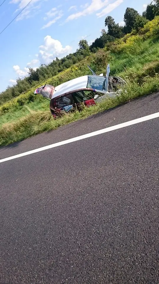 Wypadek między Czerną a Wykrotami. Trzy osoby ranne