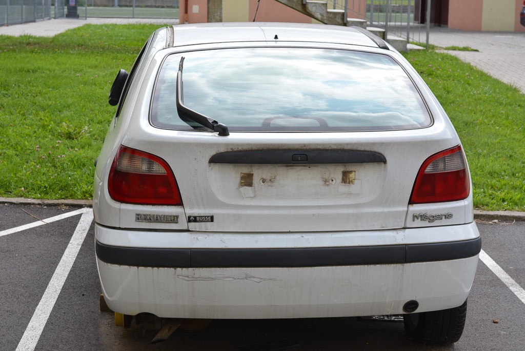 Biały Renault straszy przy II LO