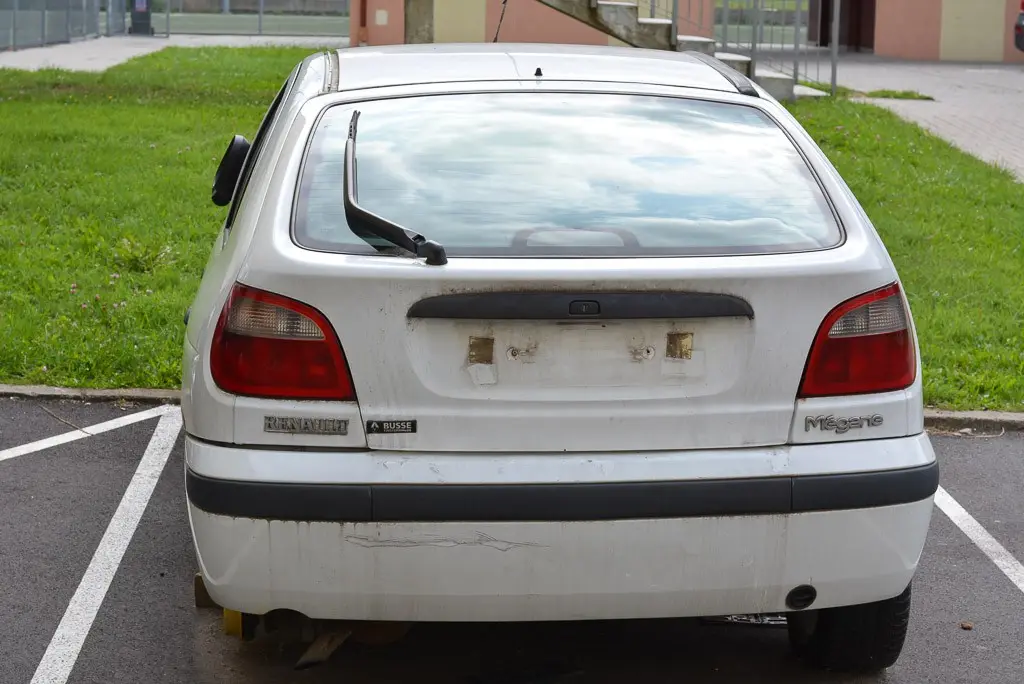 Biały Renault straszy przy II LO