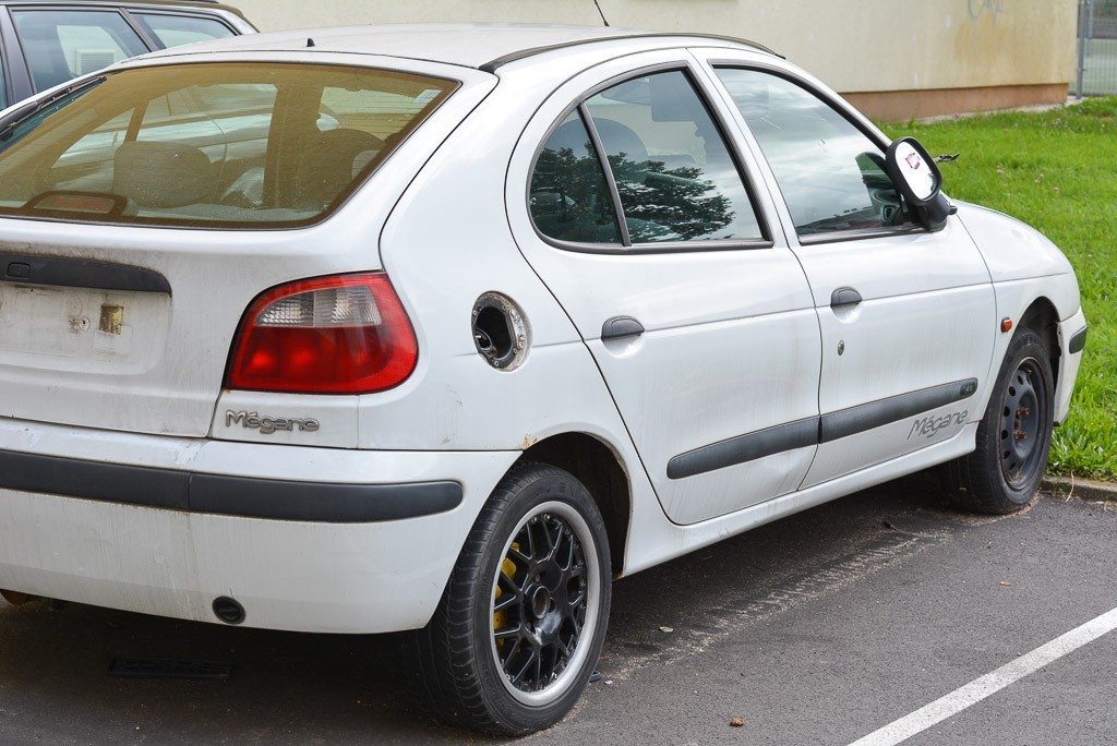 Biały Renault straszy przy II LO